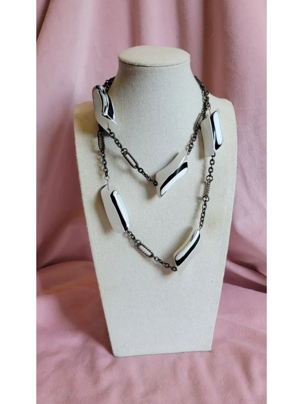 Vintage Look Black White Long Chain Cool Funky Costume Jewelry Necklace N1F